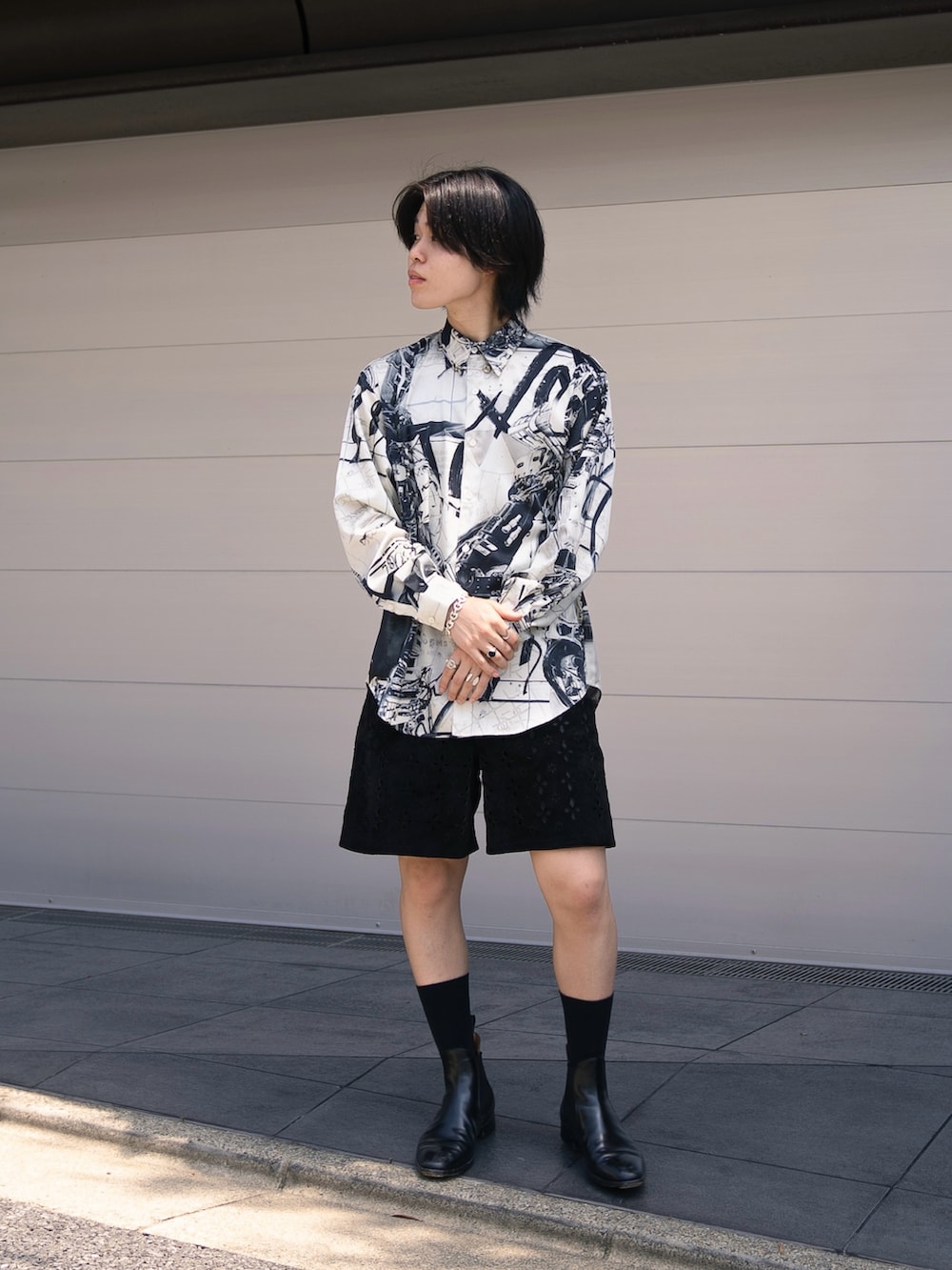 ホワイト系のシャツ/ブラウス、ブラック系のパンツ、ブラック系のブーツを着用したメンズの秋コーディネートの2枚目の写真