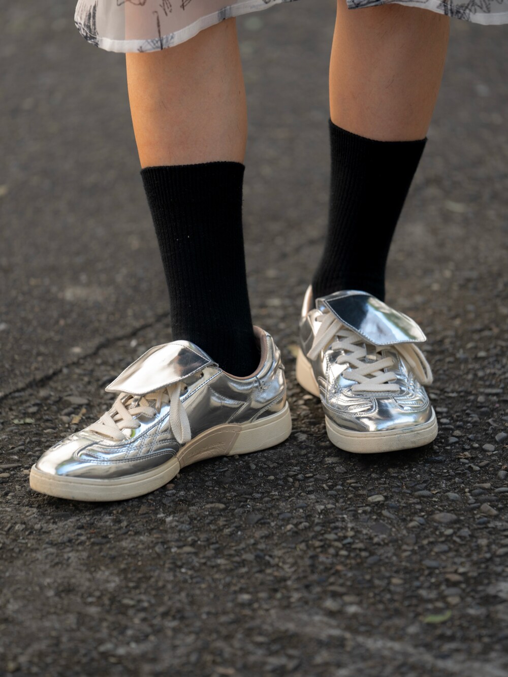 ホワイト系のシャツ/ブラウス、シルバー系のスニーカー、ブラック系のパンツを着用したメンズの秋コーディネートの4枚目の写真