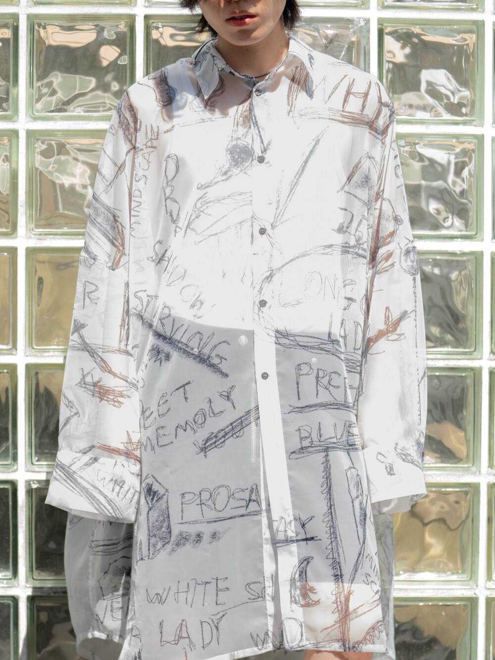 ホワイト系のシャツ/ブラウス、シルバー系のスニーカー、ブラック系のパンツを着用したメンズの秋コーディネートの3枚目の写真