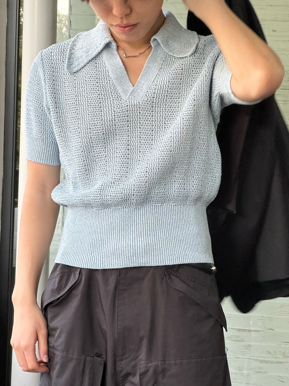 ブラック系のテーラードジャケット、ブラック系のカーゴパンツ、ブラック系のブーツを着用したメンズの秋コーディネートの3枚目の写真