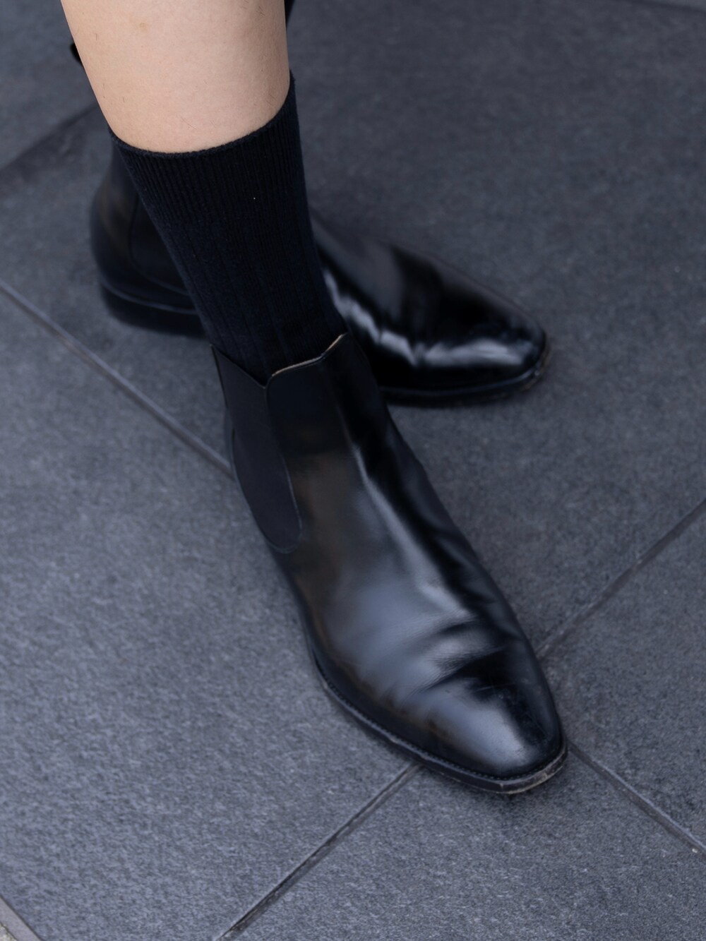 ホワイト系のシャツ/ブラウス、ブラック系のパンツ、ブラック系のブーツを着用したメンズの秋コーディネートの5枚目の写真