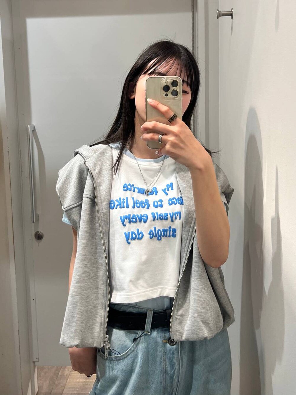 ブルー系のデニムパンツ、グレー系のベスト、ブルー系のTシャツ/カットソーを着用したレディースの春コーディネートの6枚目の写真