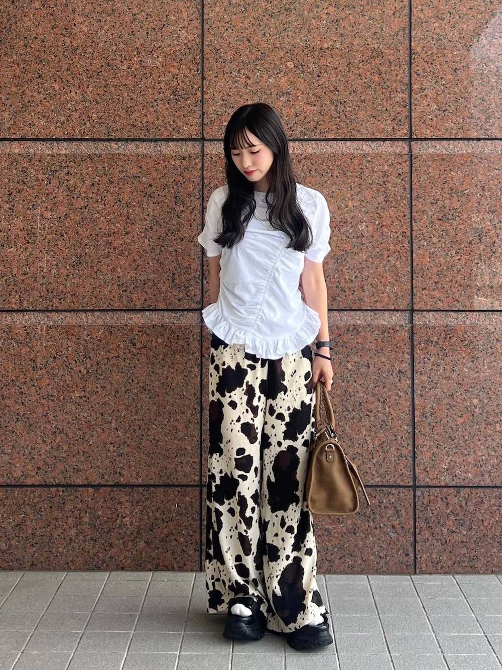 ベージュ系のその他パンツ、ブラウン系のボストンバッグ、ブラック系のサンダルを着用したレディースの夏コーディネートの4枚目の写真