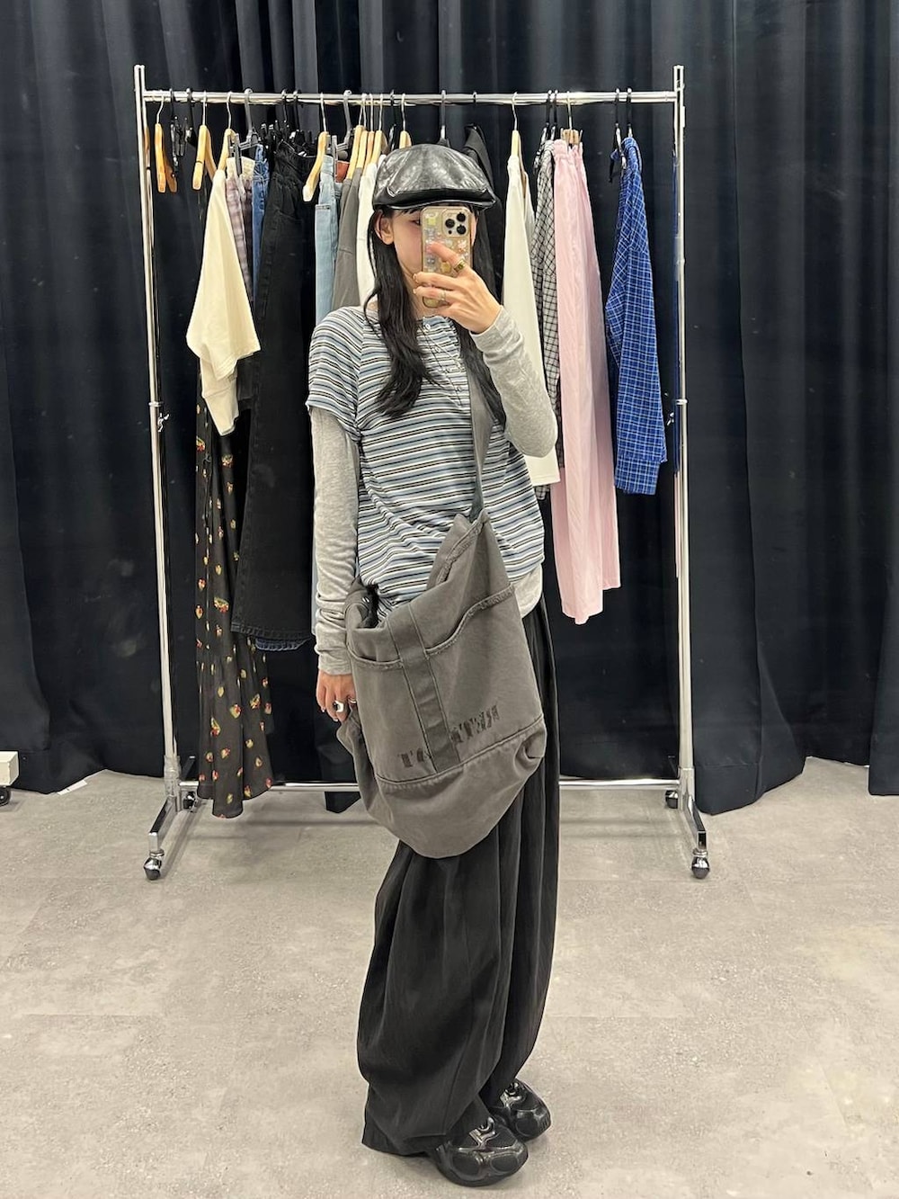 グレー系のTシャツ/カットソー、ブラック系のカーゴパンツ、ブルー系のTシャツ/カットソーを着用したレディースの春コーディネートの2枚目の写真