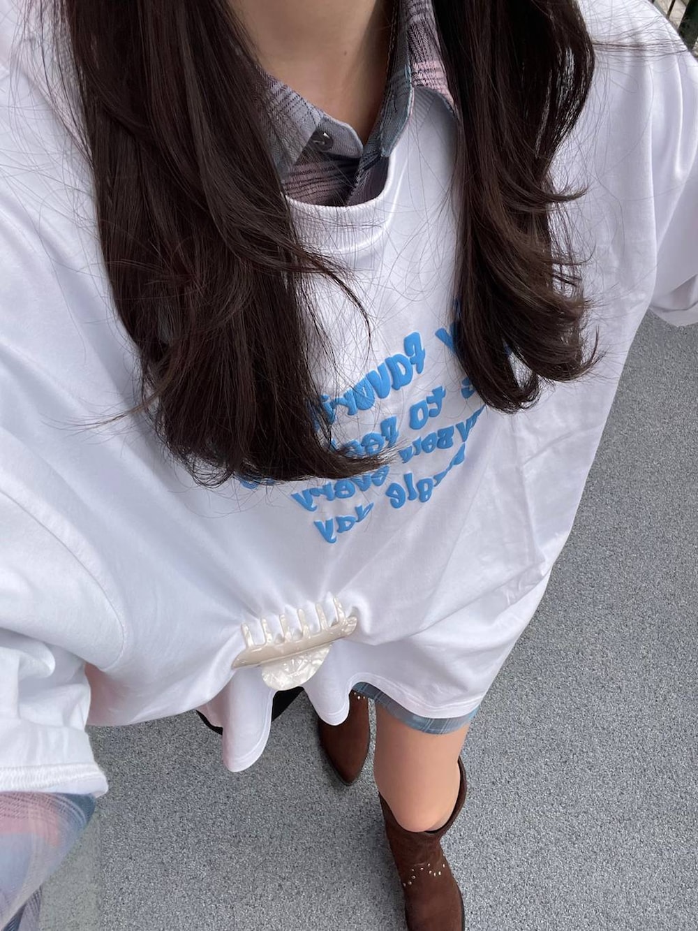 ブルー系のシャツ/ブラウス、ブラウン系のブーツ、ブラック系のスウェットパンツを着用したレディースの春コーディネートの9枚目の写真