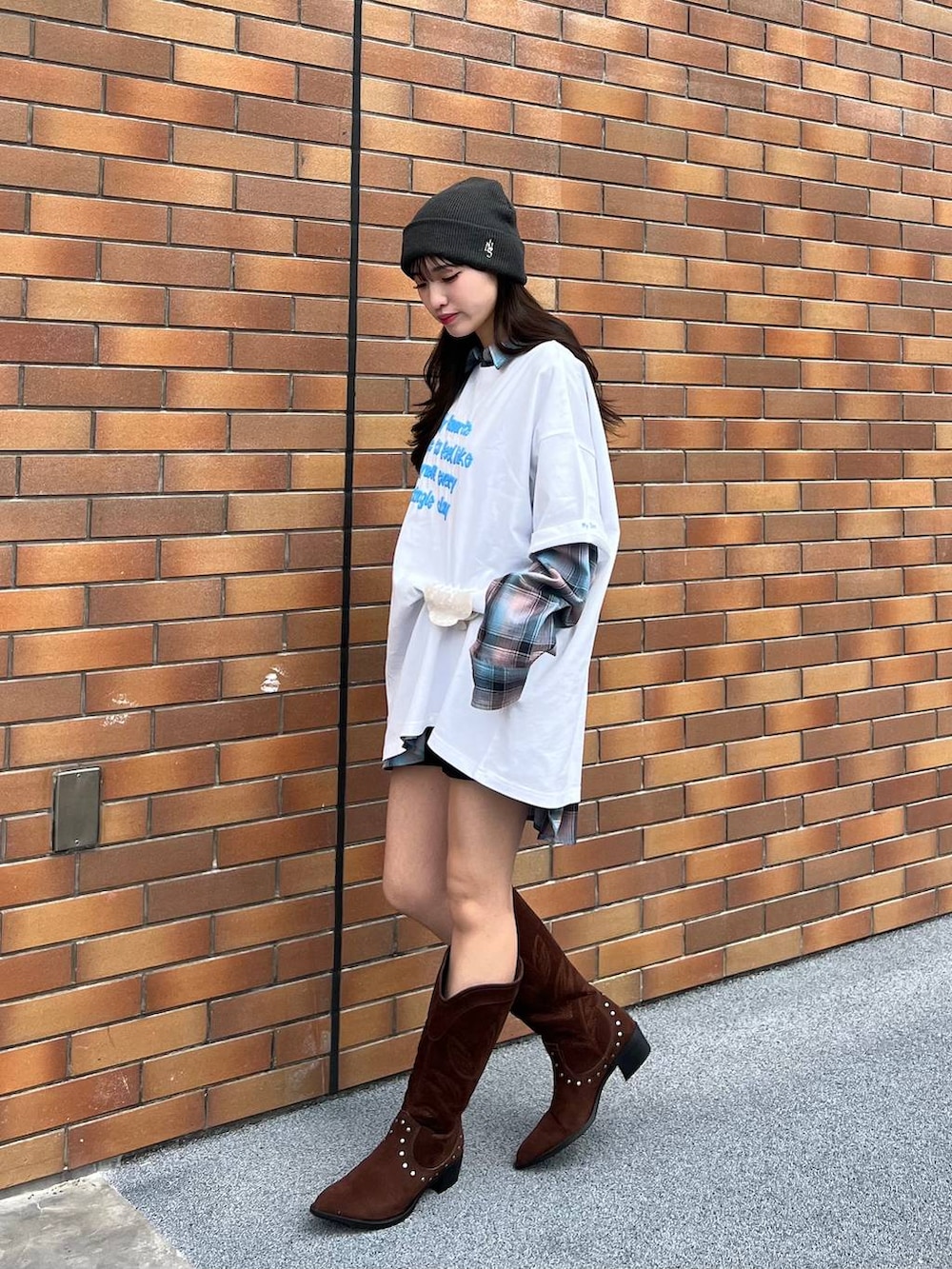 ブルー系のシャツ/ブラウス、ブラウン系のブーツ、ブラック系のスウェットパンツを着用したレディースの春コーディネートの7枚目の写真