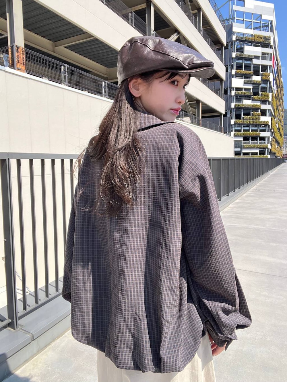 ブラック系のローファー、ブルー系のブルゾン、ブラック系のカーディガン/ボレロを着用したレディースの春コーディネートの6枚目の写真