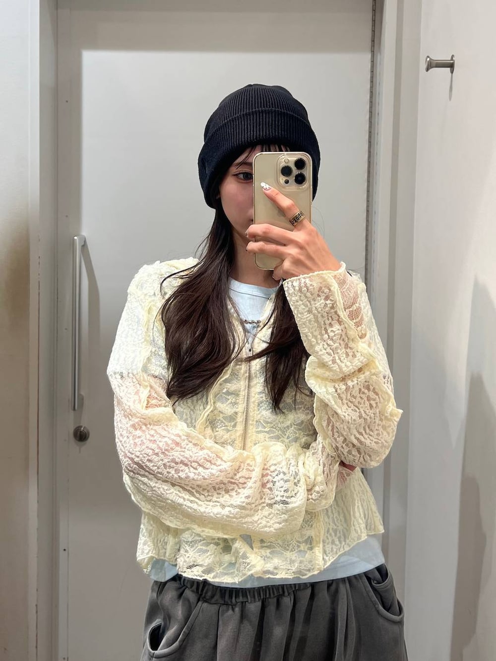 グレー系のスウェットパンツ、ホワイト系のパーカー、ブラック系のサンダルを着用したレディースの春コーディネートの4枚目の写真