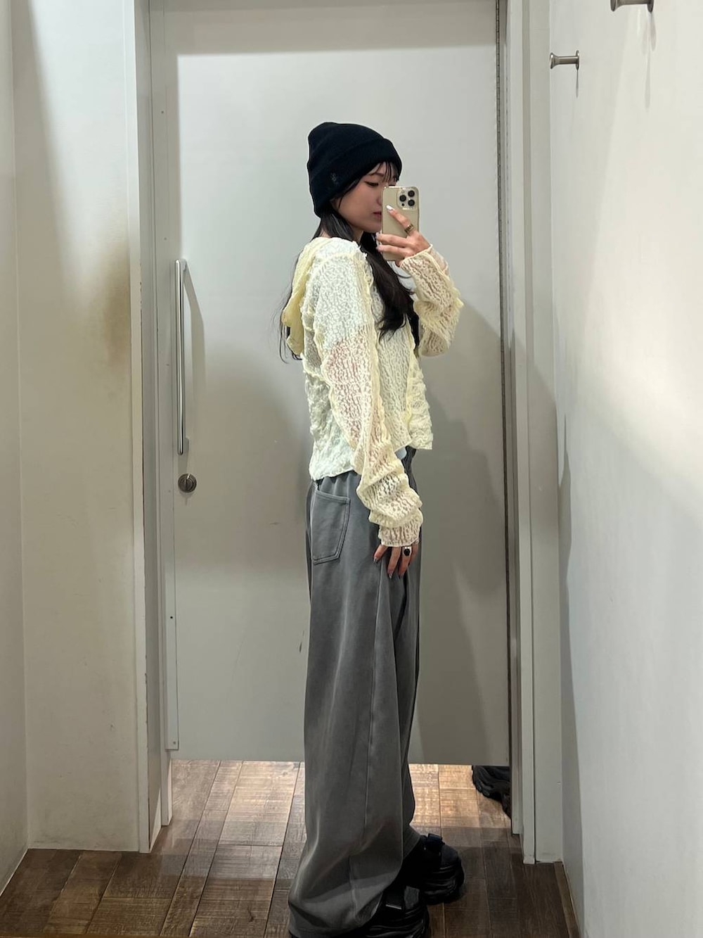 グレー系のスウェットパンツ、ホワイト系のパーカー、ブラック系のサンダルを着用したレディースの春コーディネートの3枚目の写真
