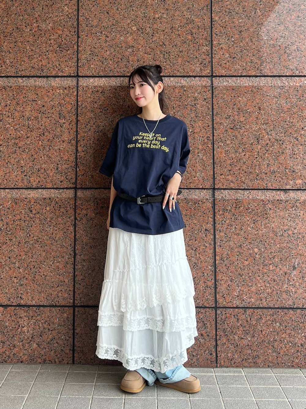 ベージュ系のローファー、ホワイト系のスカート、ブルー系のデニムパンツを着用したレディースの春コーディネートの8枚目の写真