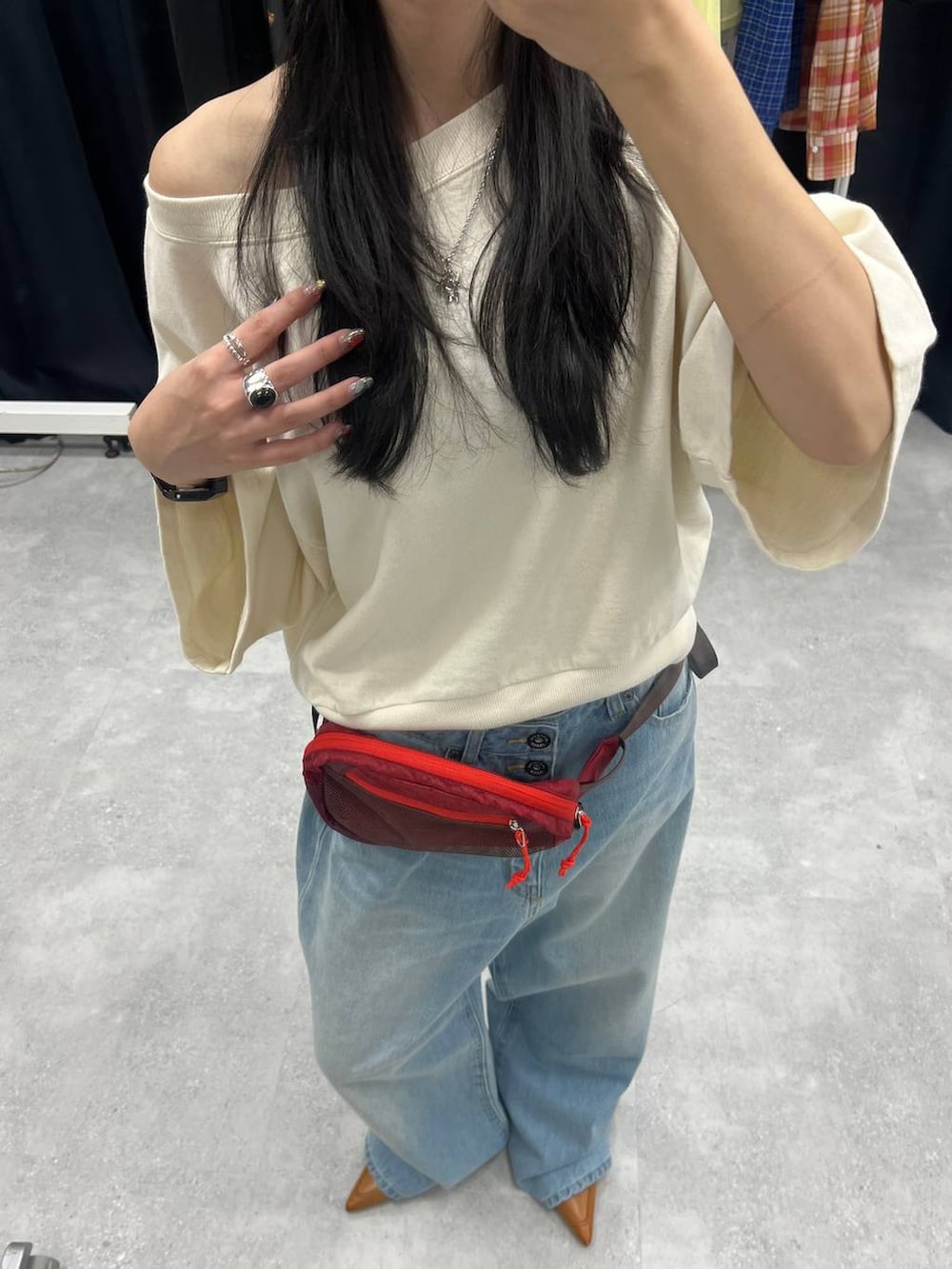 ブラウン系のパンプス、ブルー系のデニムパンツ、ホワイト系のTシャツ/カットソーを着用したレディースの冬コーディネートの2枚目の写真