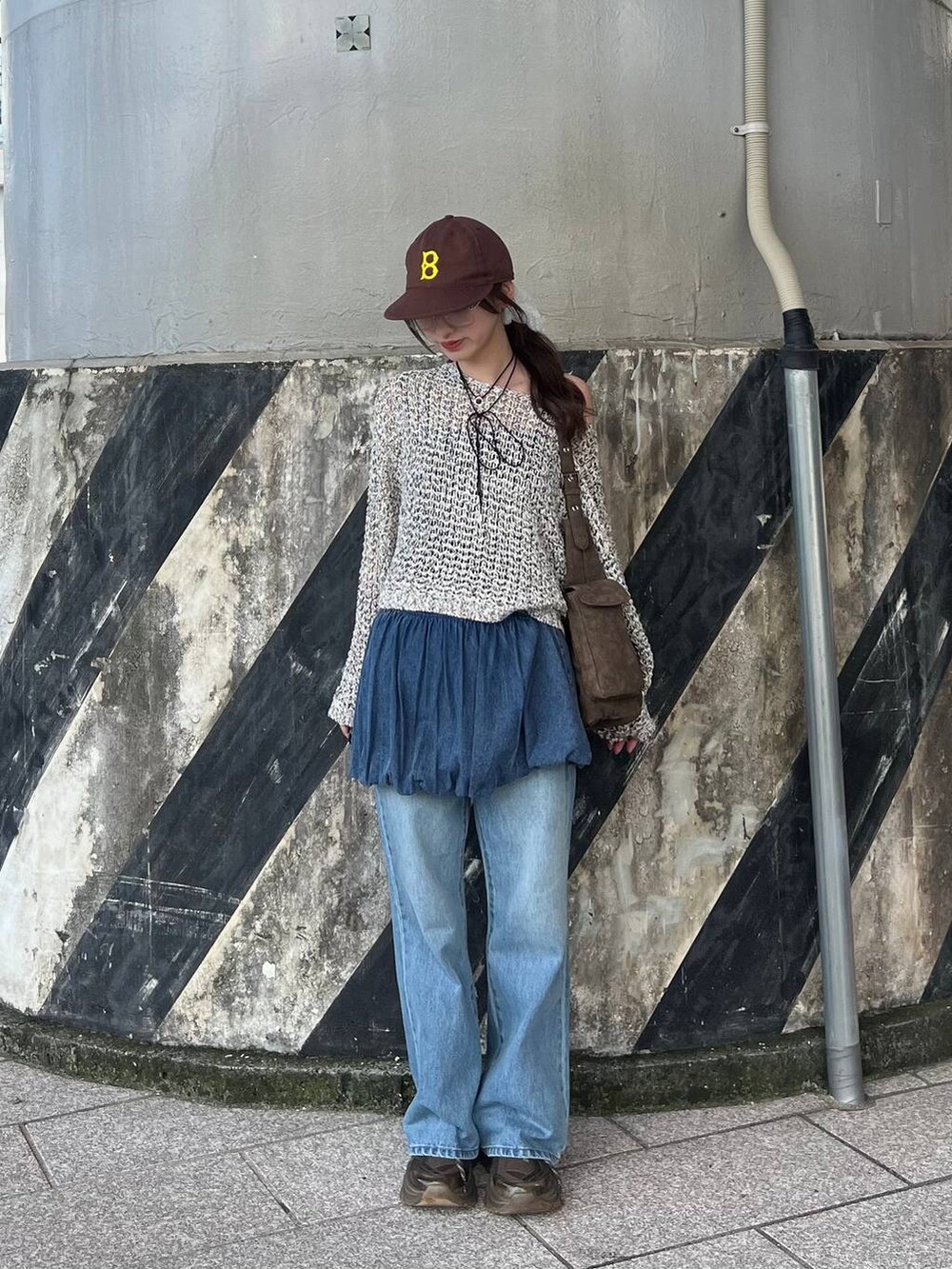 ブラウン系のショルダーバッグ、ブラウン系のスニーカー、ブルー系のデニムスカートを着用したレディースの夏コーディネートの4枚目の写真