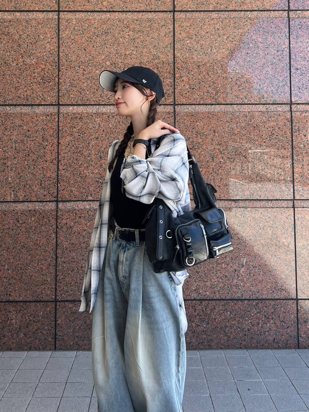 ホワイト系のシャツ/ブラウス、ブルー系のデニムパンツ、ブラック系のショルダーバッグを着用したレディースの夏コーディネートの2枚目の写真