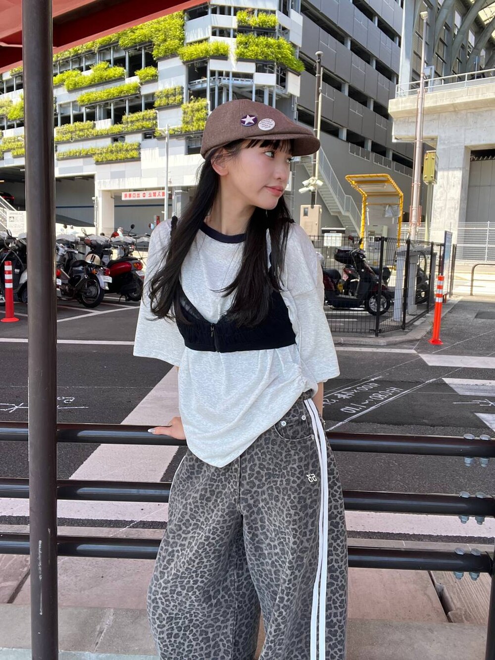 ブラック系のキャミソール、グレー系のTシャツ/カットソーを着用したレディースの夏コーディネートの8枚目の写真