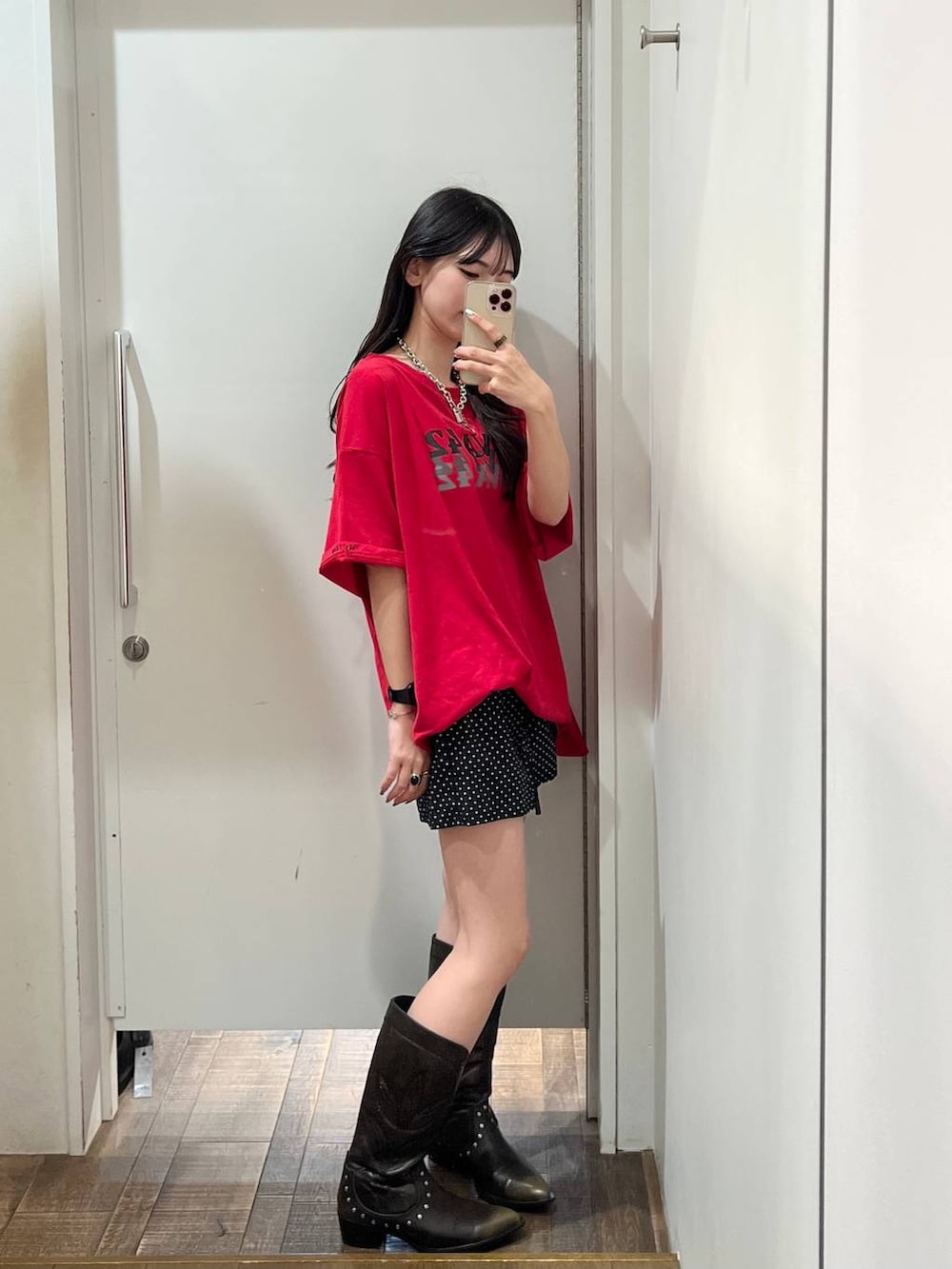 ブラック系のブーツ、レッド系のTシャツ/カットソーを着用したレディースの春コーディネートの3枚目の写真