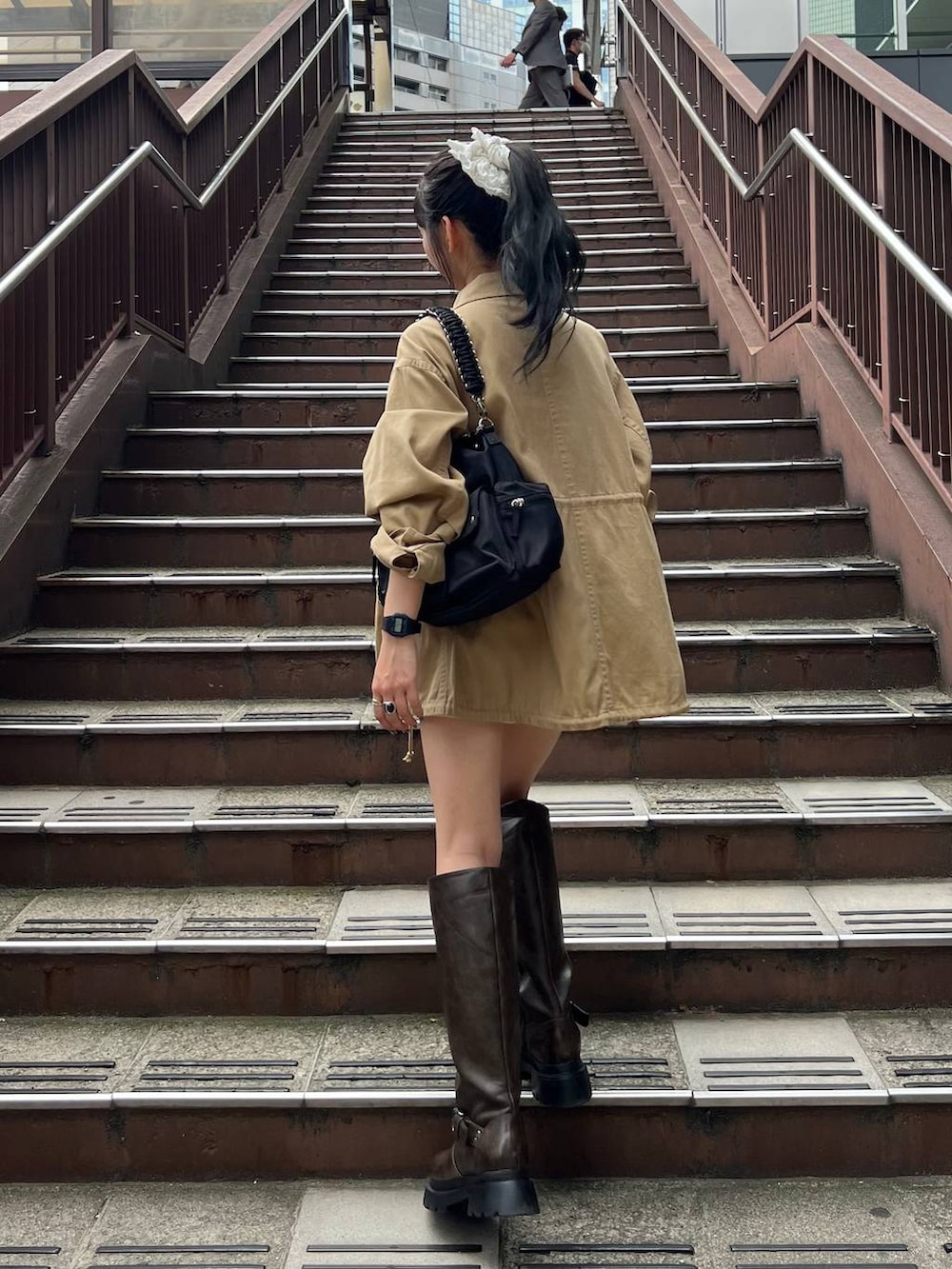ブラック系のショルダーバッグ、ホワイト系のその他パンツ、ブラウン系のブーツを着用したレディースの夏コーディネートの9枚目の写真