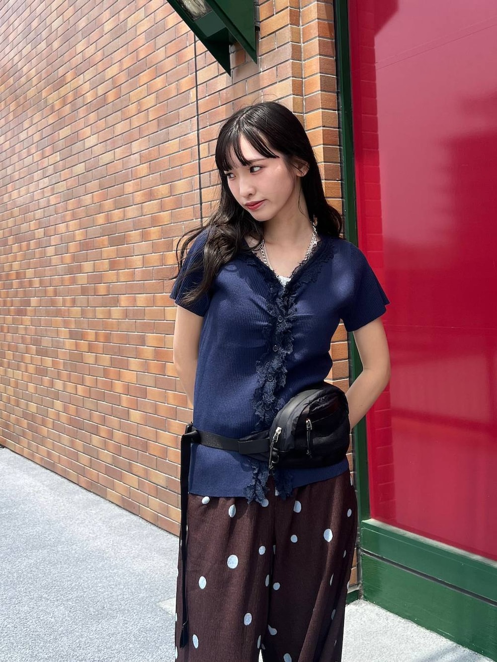 ブラウン系のその他パンツ、ブラック系のサンダル、ブラック系のボディバッグ/ウエストポーチを着用したレディースの夏コーディネートの3枚目の写真
