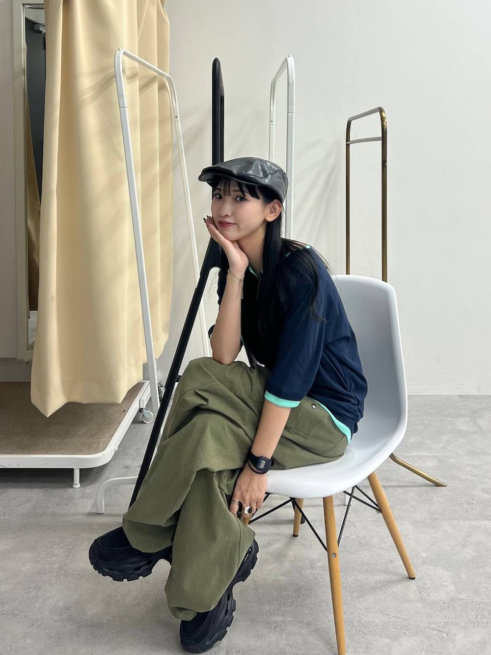 ブルー系のTシャツ/カットソー、ブラック系のローファー、グリーン系のその他パンツを着用したレディースの夏コーディネートの4枚目の写真