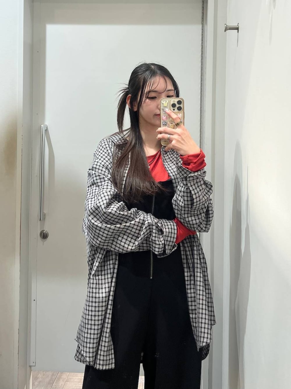 ブラック系のシャツ/ブラウス、ブラック系のサロペット/オーバーオールを着用したレディースの冬コーディネートの3枚目の写真