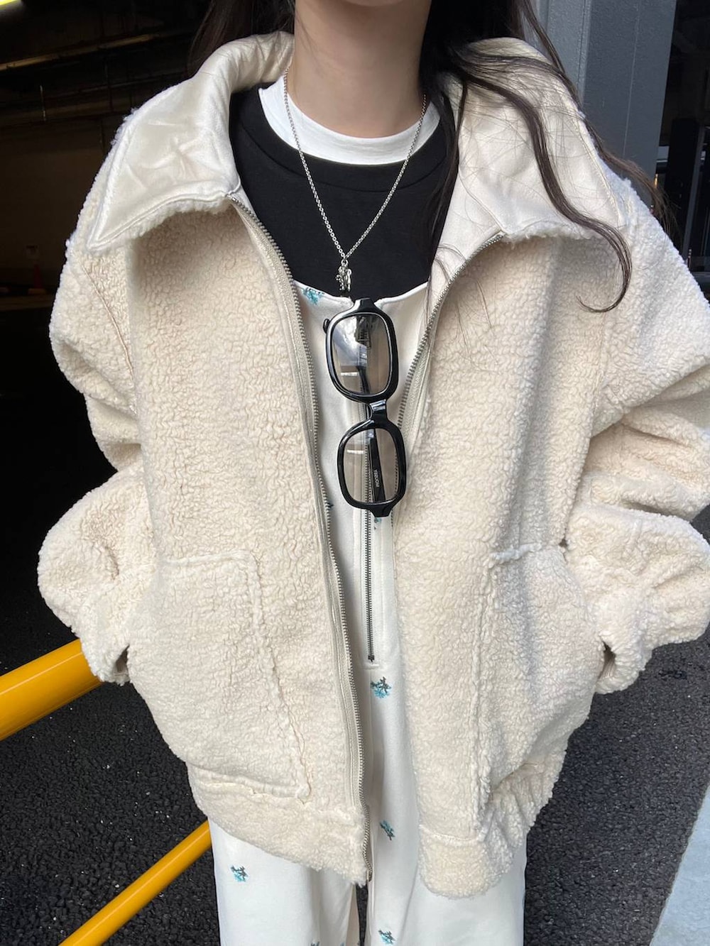 ブラック系のブーツ、ホワイト系のブルゾン、ブラック系のTシャツ/カットソーを着用したレディースの冬コーディネートの3枚目の写真