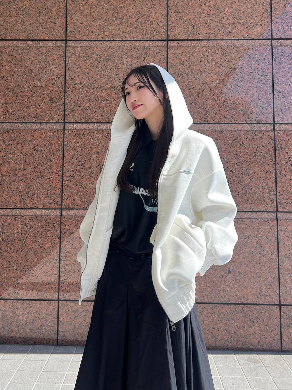 ブラック系のローファー、ベージュ系のブルゾン、ブラック系のスカートを着用したレディースの冬コーディネートの2枚目の写真