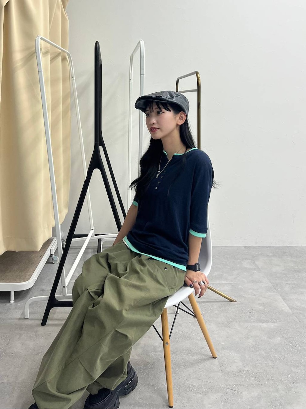 ブルー系のTシャツ/カットソー、ブラック系のローファー、グリーン系のその他パンツを着用したレディースの夏コーディネートの3枚目の写真