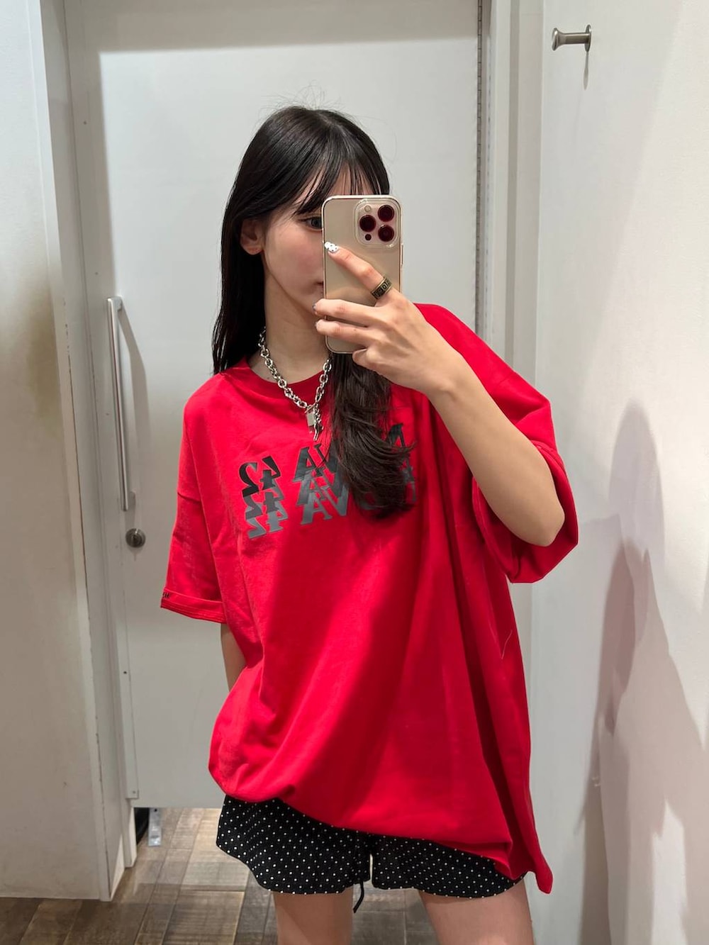 ブラック系のブーツ、レッド系のTシャツ/カットソーを着用したレディースの春コーディネートの2枚目の写真