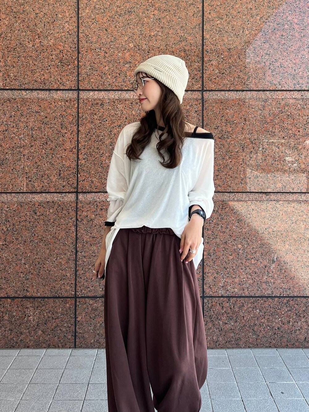 ブラック系のスニーカー、ブラウン系のスウェットパンツ、ホワイト系のTシャツ/カットソーを着用したレディースの夏コーディネートの3枚目の写真