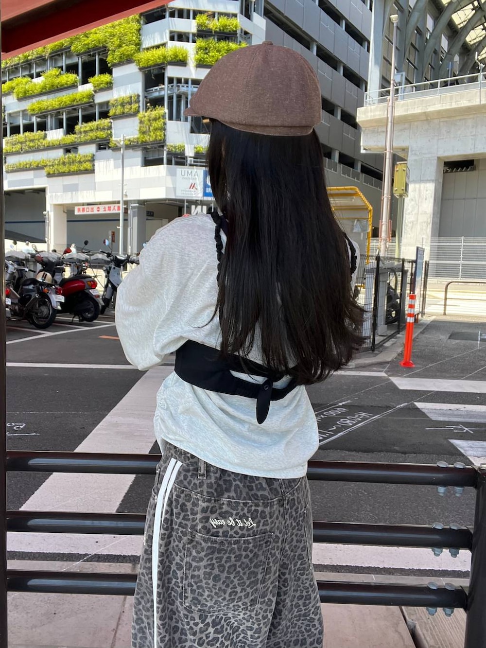 ブラック系のキャミソール、グレー系のTシャツ/カットソーを着用したレディースの夏コーディネートの4枚目の写真