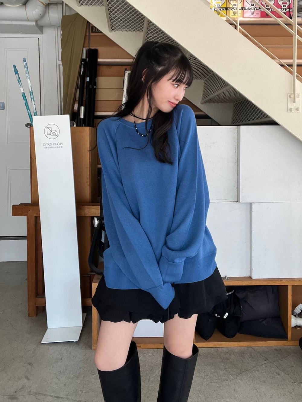 ブラック系のその他パンツ、ブラック系のショルダーバッグ、ブルー系のニット/セーターを着用したレディースの秋コーディネートの3枚目の写真