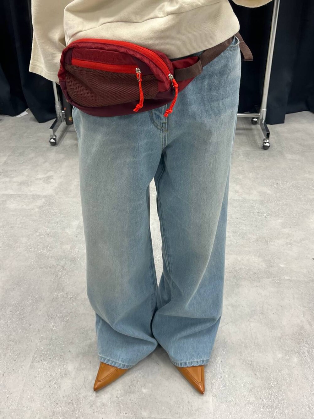 ブラウン系のパンプス、ブルー系のデニムパンツ、ホワイト系のTシャツ/カットソーを着用したレディースの冬コーディネートの4枚目の写真