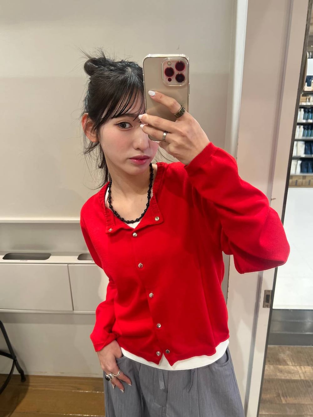 ブラック系のローファー、グレー系のスラックス、レッド系のカーディガン/ボレロを着用したレディースの春コーディネートの5枚目の写真