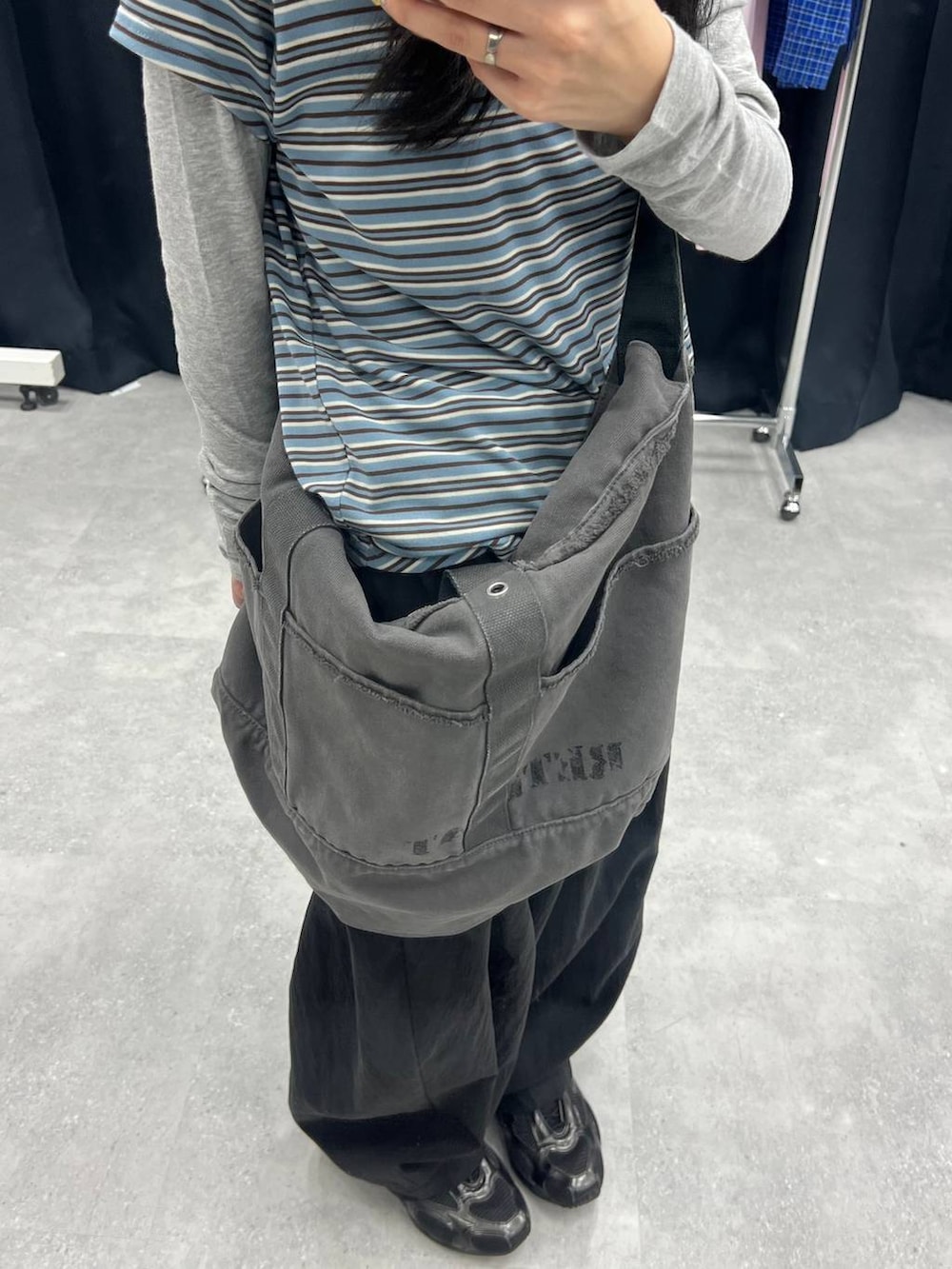 グレー系のTシャツ/カットソー、ブラック系のカーゴパンツ、ブルー系のTシャツ/カットソーを着用したレディースの春コーディネートの3枚目の写真