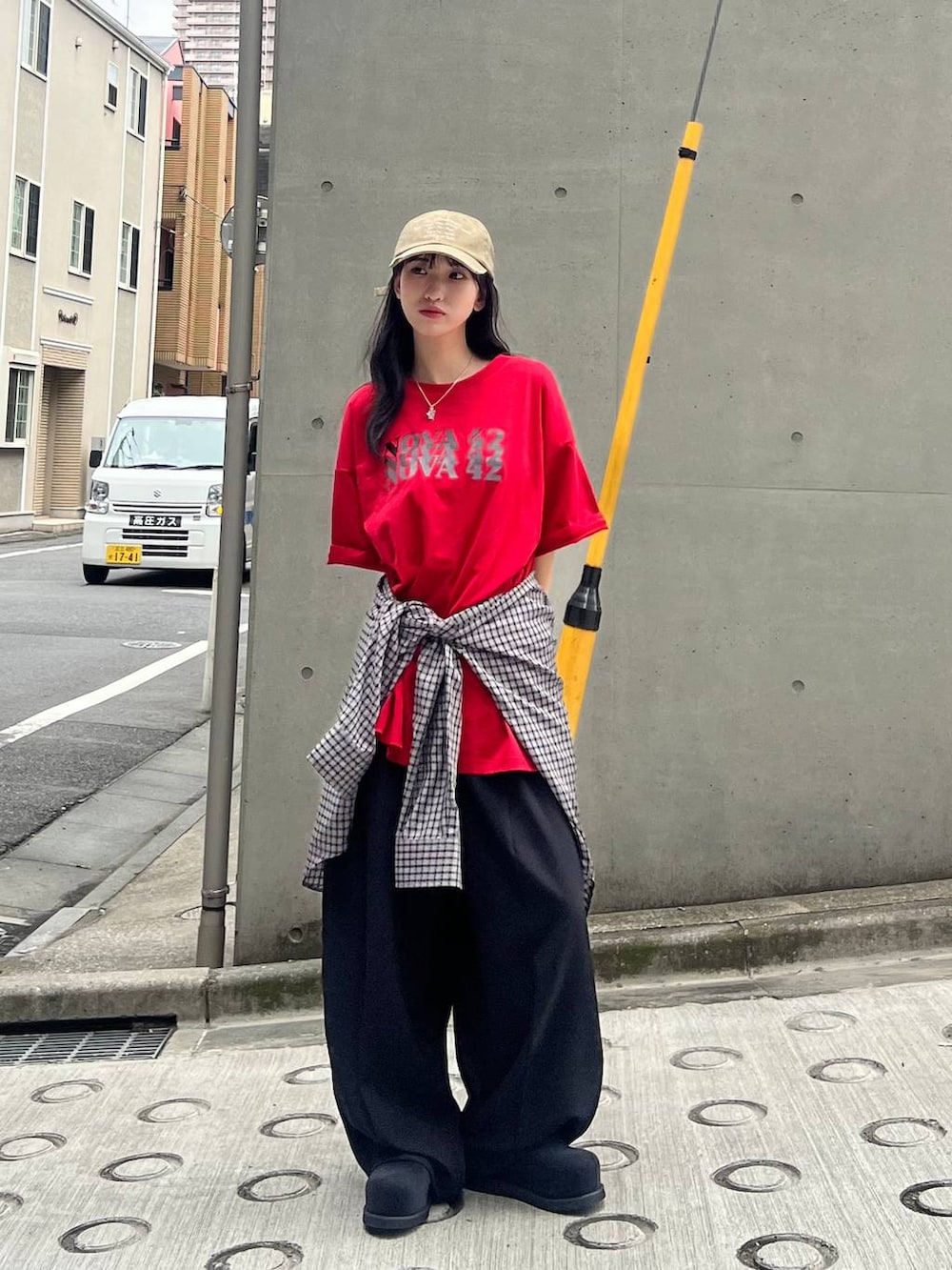 ブラック系のシャツ/ブラウス、ブラック系のモカシン/デッキシューズ、ブラック系のスラックスを着用したレディースの春コーディネートの2枚目の写真