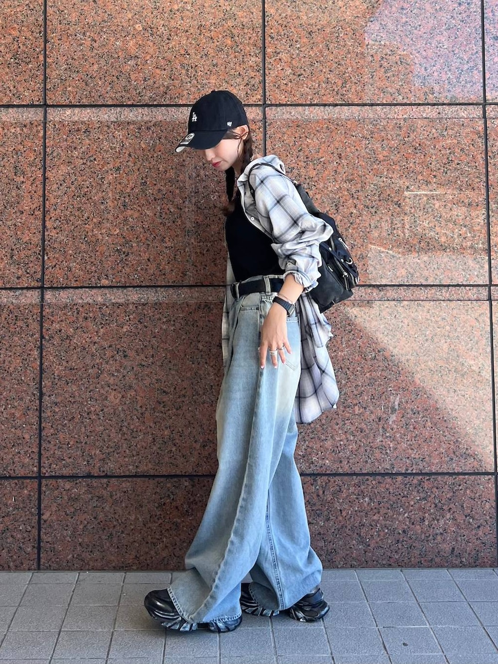 ホワイト系のシャツ/ブラウス、ブルー系のデニムパンツ、ブラック系のショルダーバッグを着用したレディースの夏コーディネートの6枚目の写真