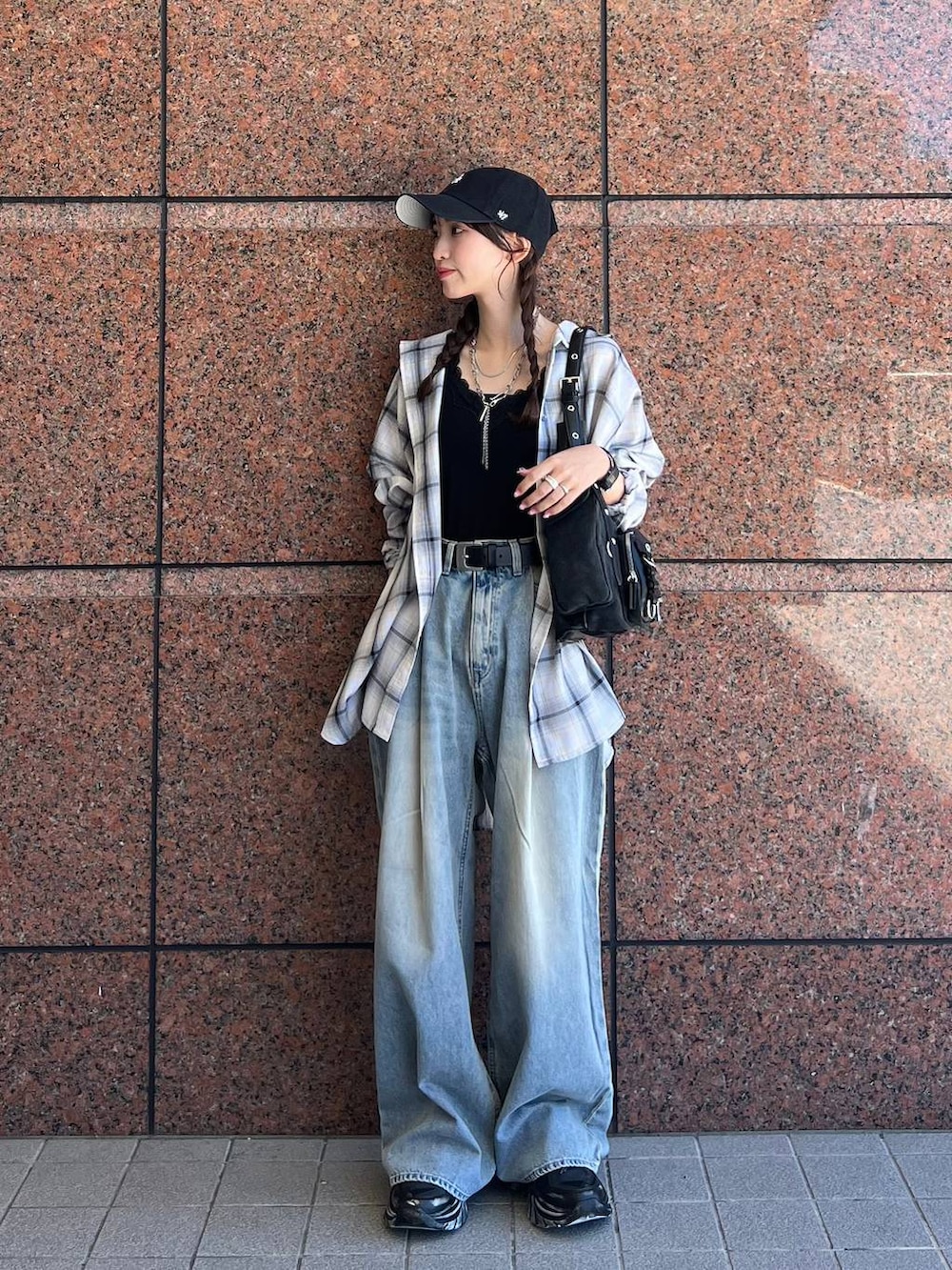 ホワイト系のシャツ/ブラウス、ブルー系のデニムパンツ、ブラック系のショルダーバッグを着用したレディースの夏コーディネートの5枚目の写真