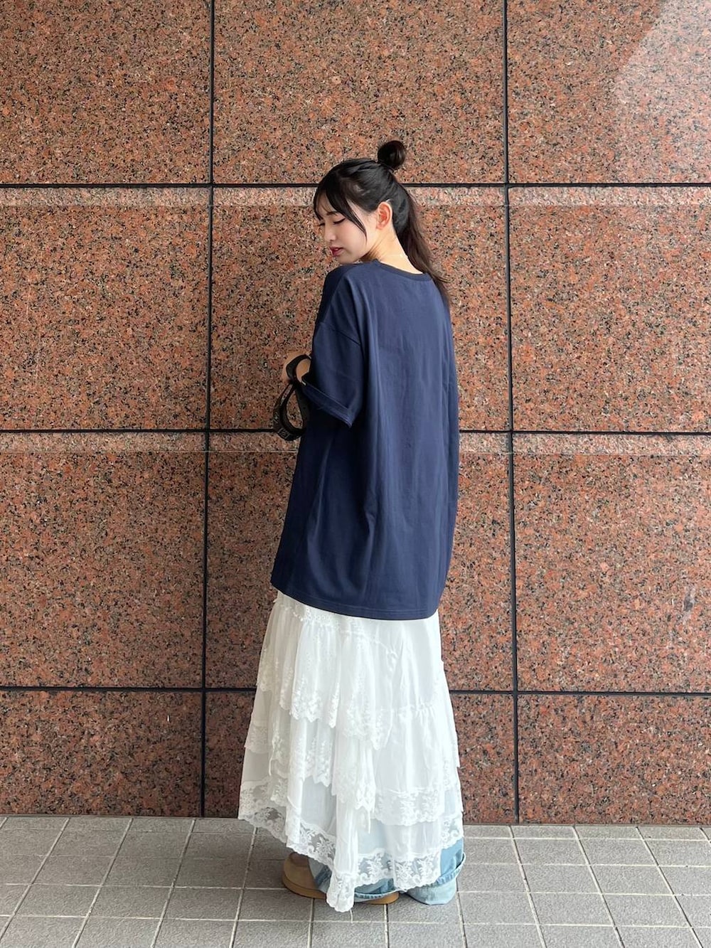 ベージュ系のローファー、ホワイト系のスカート、ブルー系のデニムパンツを着用したレディースの春コーディネートの6枚目の写真