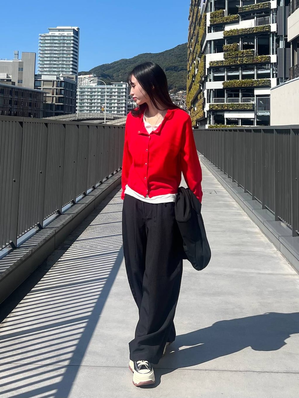 ホワイト系のTシャツ/カットソー、ブラック系のスニーカー、ブラック系のテーラードジャケットを着用したレディースの春コーディネートの7枚目の写真