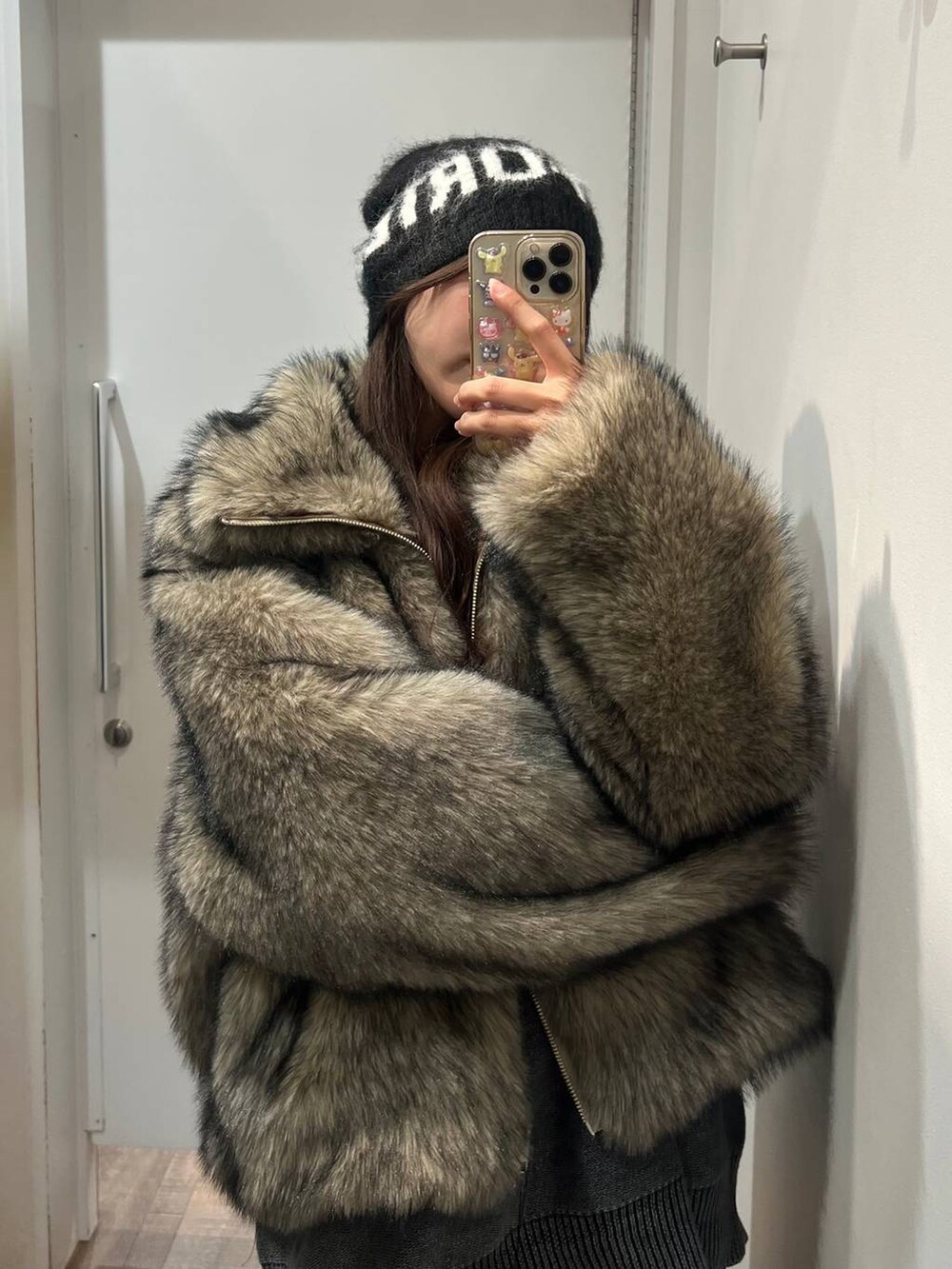 ベージュ系のブルゾン、ブラック系のその他パンツ、ブラック系のニット/セーターを着用したレディースの秋コーディネートの2枚目の写真