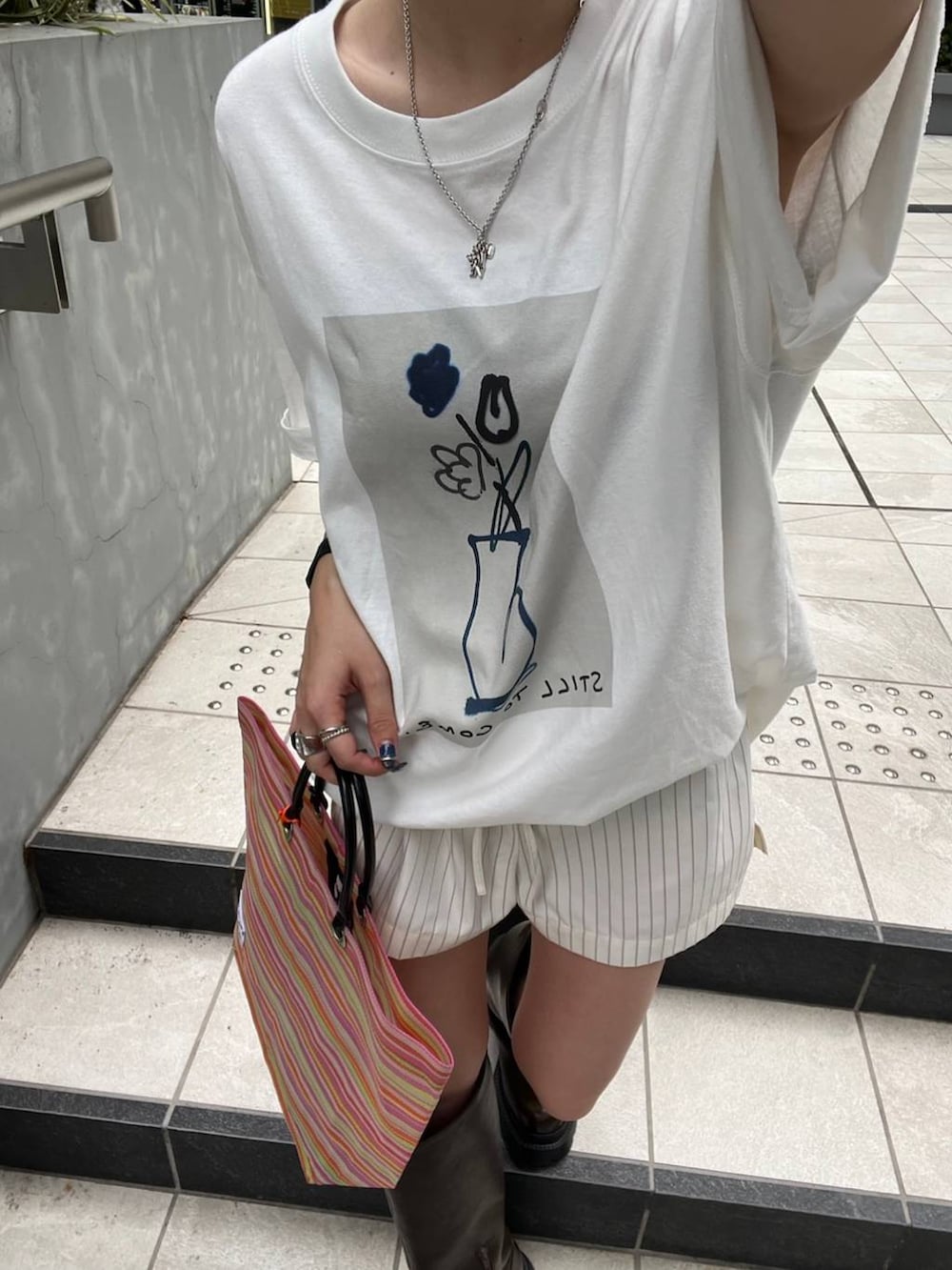 ホワイト系のTシャツ/カットソー、ホワイト系のその他パンツ、ブラウン系のブーツを着用したレディースの夏コーディネートの5枚目の写真