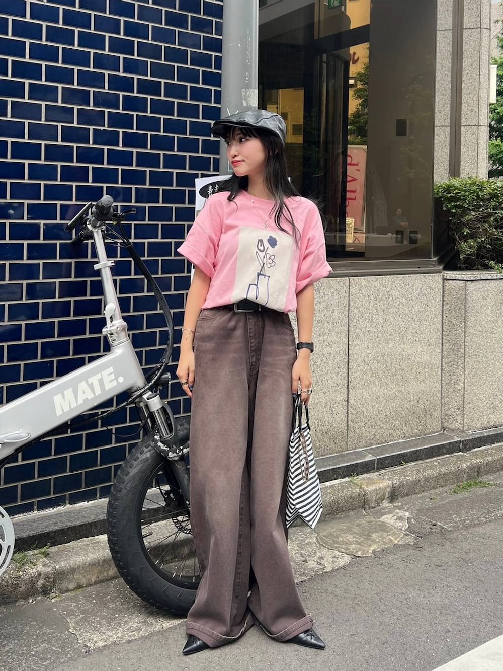 ピンク系のTシャツ/カットソー、ブラック系のパンプス、ブラウン系のデニムパンツを着用したレディースの夏コーディネートの5枚目の写真