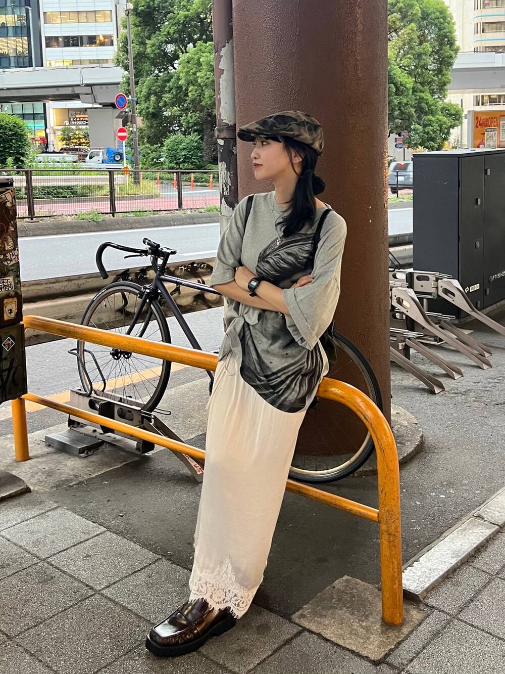 ブラウン系のローファー、グレー系のTシャツ/カットソー、ホワイト系のスカートを着用したレディースの夏コーディネートの4枚目の写真