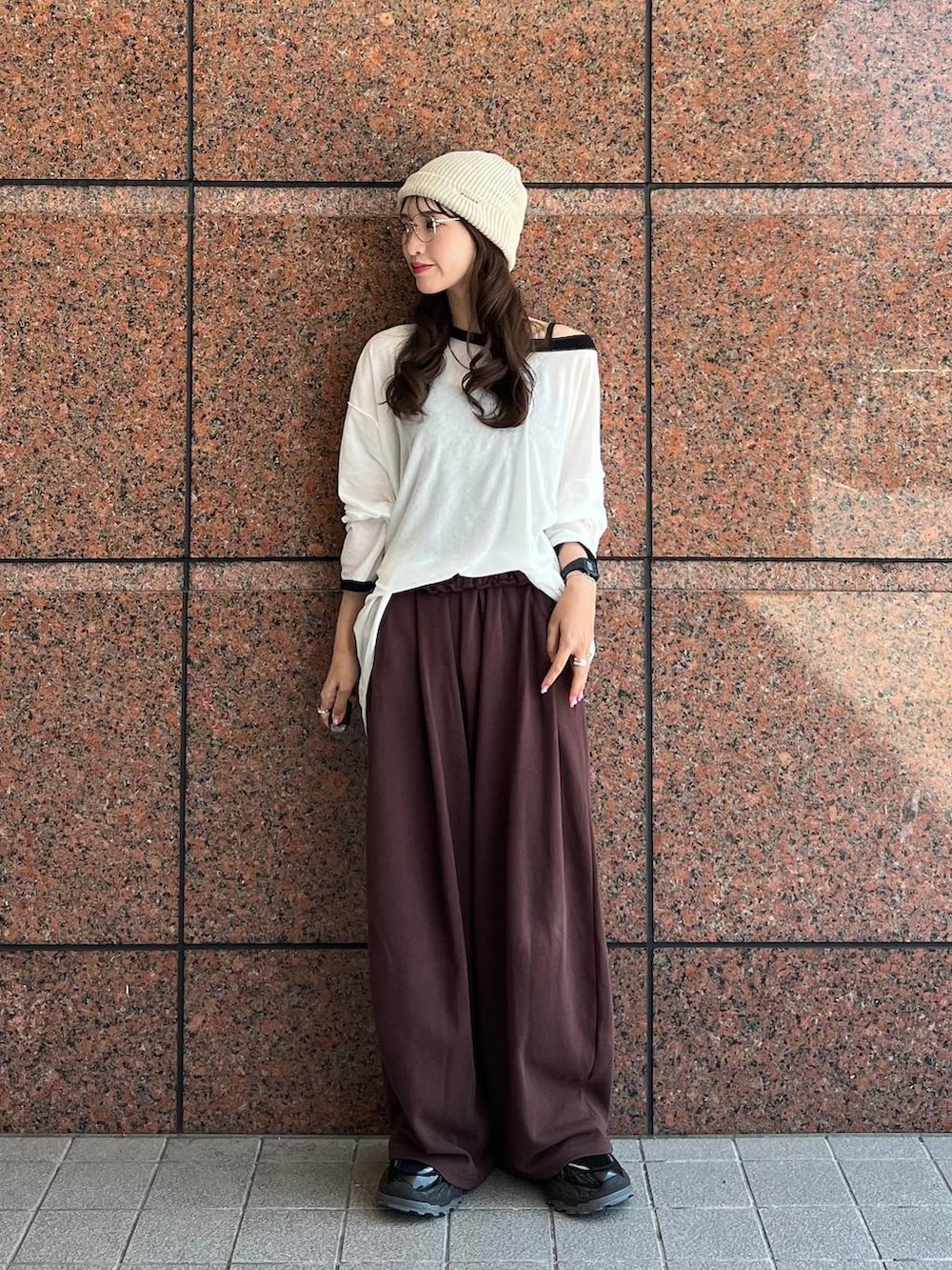 ブラック系のスニーカー、ブラウン系のスウェットパンツ、ホワイト系のTシャツ/カットソーを着用したレディースの夏コーディネートの2枚目の写真