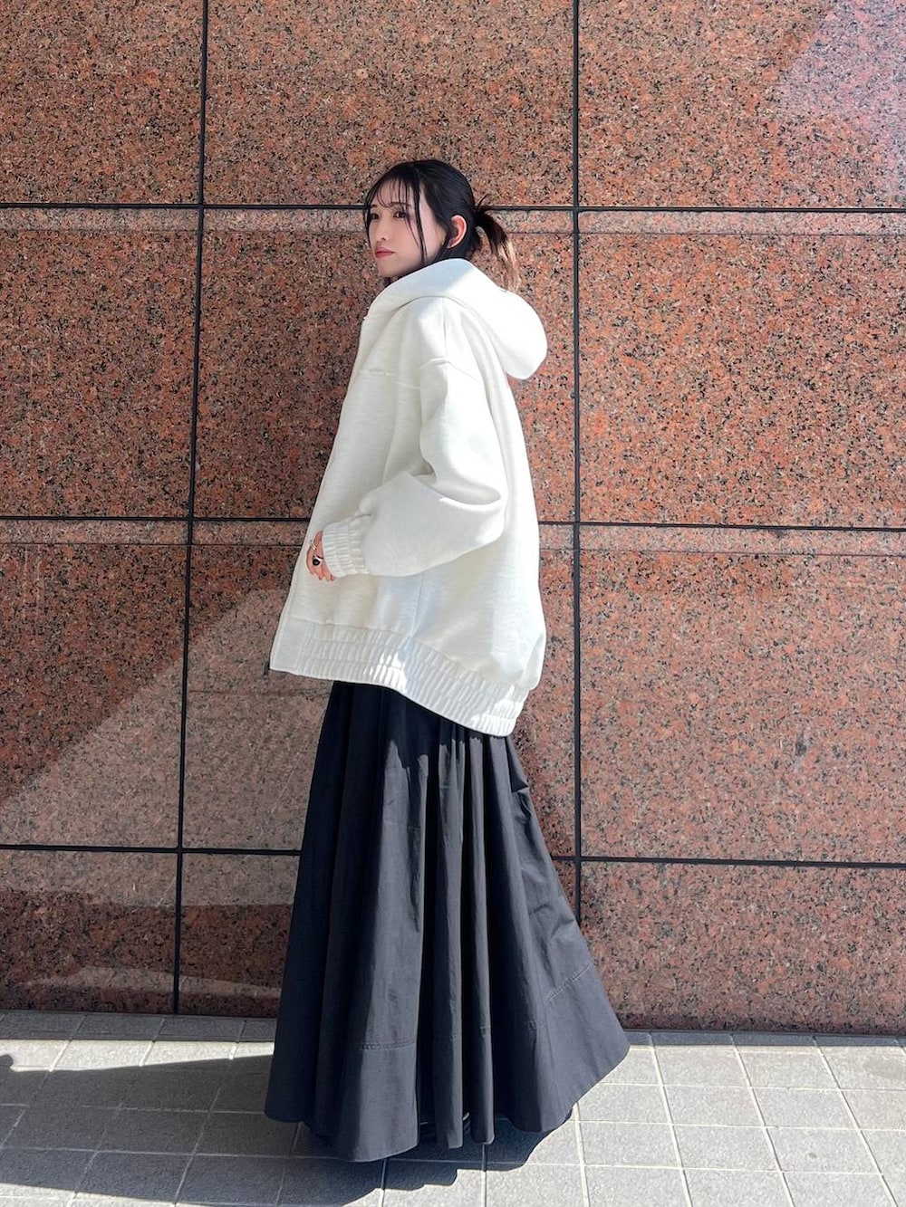 ブラック系のローファー、ベージュ系のブルゾン、ブラック系のスカートを着用したレディースの冬コーディネートの3枚目の写真