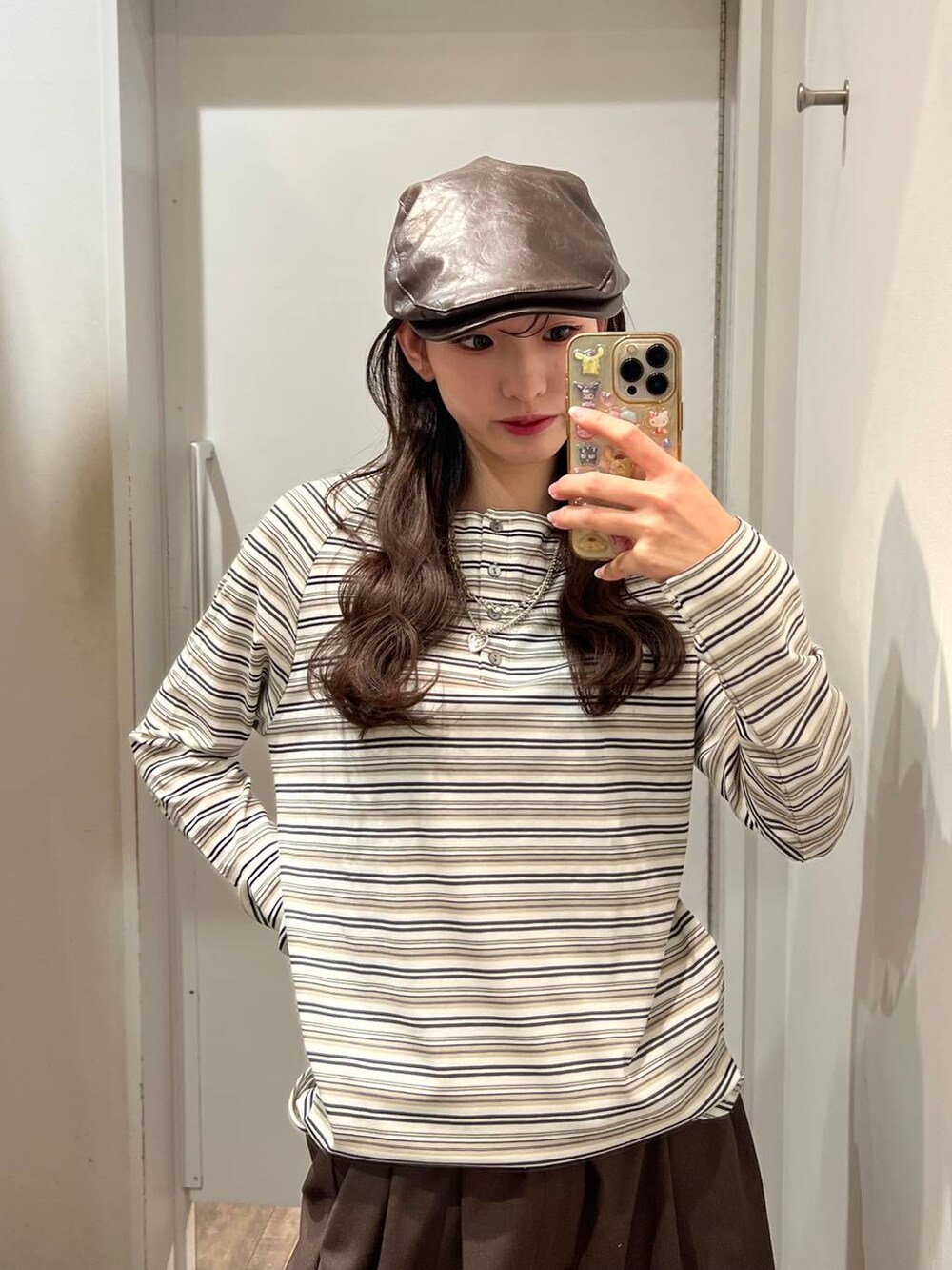 ホワイト系のTシャツ/カットソー、ブラウン系のテーラードジャケット、ブラック系のパンプスを着用したレディースの冬コーディネートの5枚目の写真