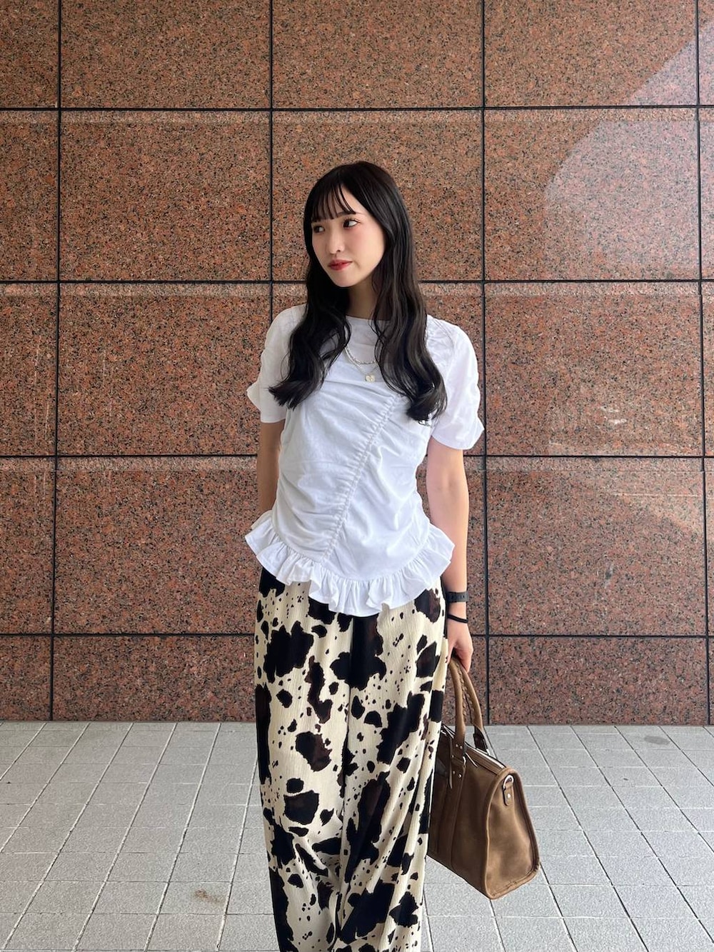 ベージュ系のその他パンツ、ブラウン系のボストンバッグ、ブラック系のサンダルを着用したレディースの夏コーディネートの5枚目の写真