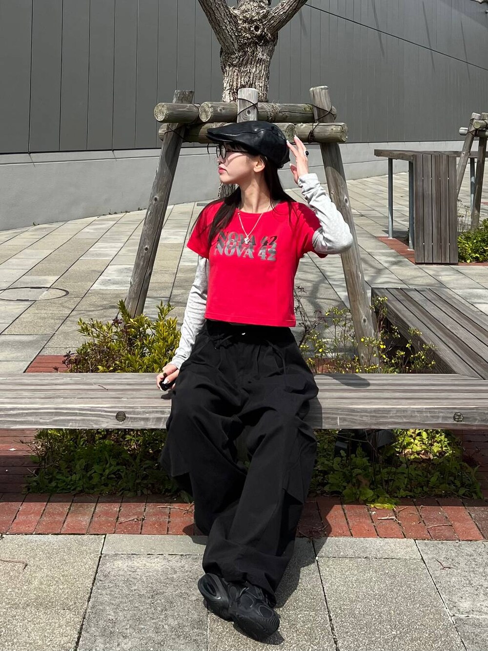 ブラック系のその他パンツ、ブラック系のハンチング/ベレー帽を着用したレディースの春コーディネートの2枚目の写真