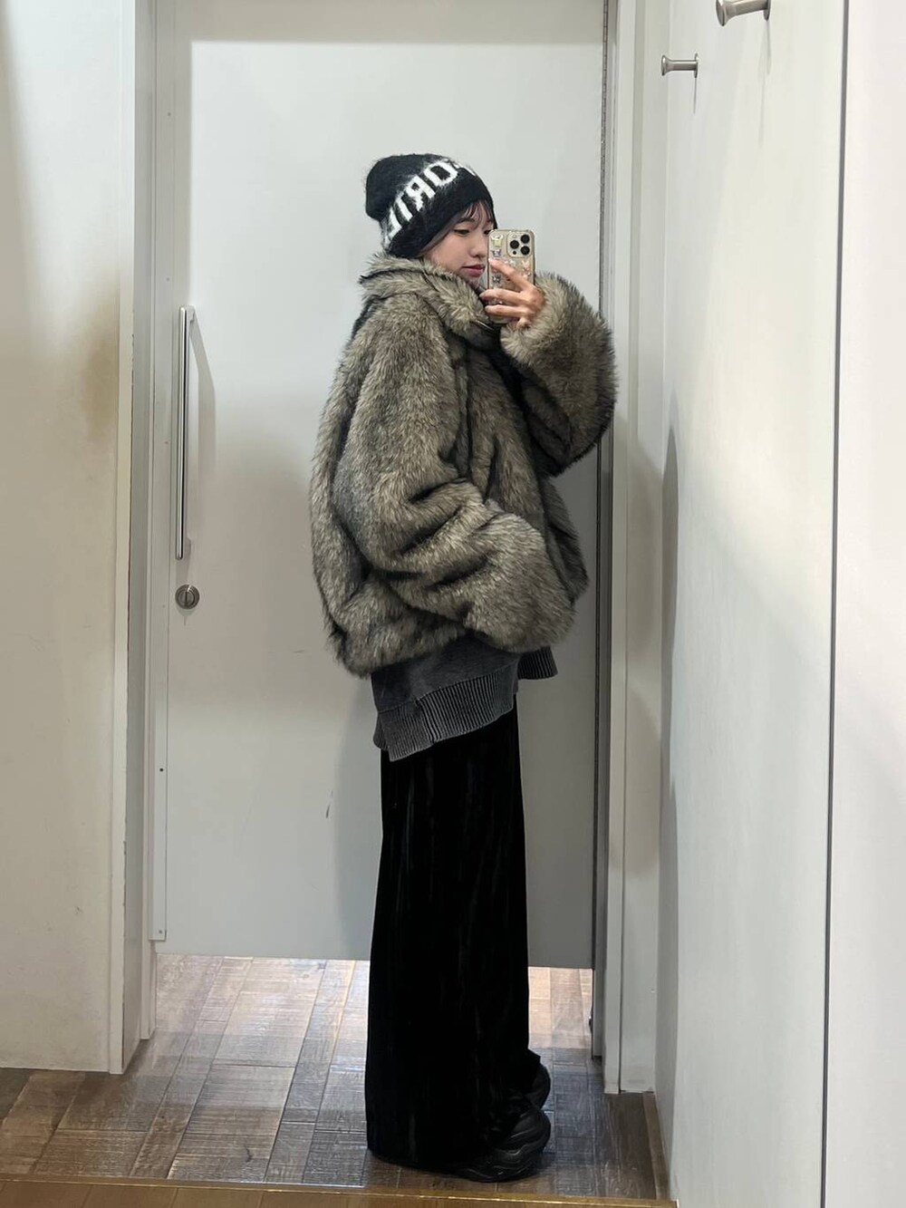 ベージュ系のブルゾン、ブラック系のその他パンツ、ブラック系のニット/セーターを着用したレディースの秋コーディネートの3枚目の写真