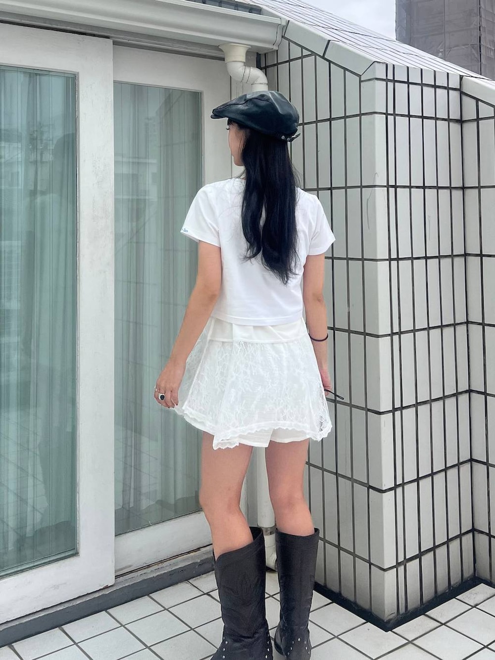 ブラック系のブーツ、ホワイト系のキャミソール、ブラック系のハンチング/ベレー帽を着用したレディースの春コーディネートの7枚目の写真