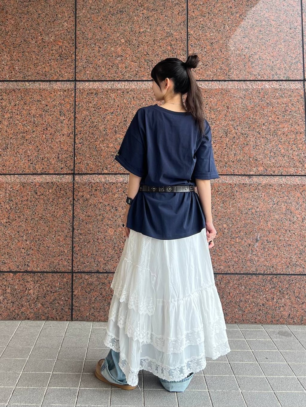 ベージュ系のローファー、ホワイト系のスカート、ブルー系のデニムパンツを着用したレディースの春コーディネートの9枚目の写真